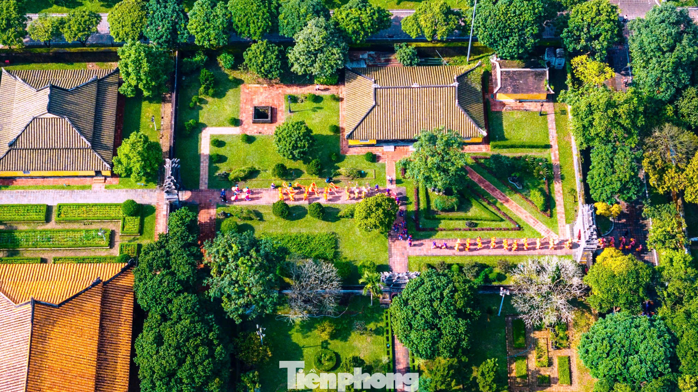 Đội rước cây nêu khởi hành trong âm thanh của âm nhạc cung đình tiến vào Hoàng cung, đến Triệu Tổ miếu.