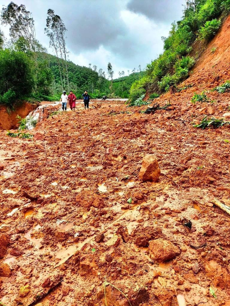 Quốc lộ 49B qua xã Lộc Bình, huyện Phú Lộc, bị sạt lở nghiêm trọng.