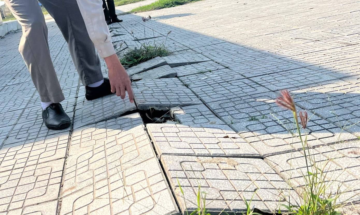 Gạch lát sân tại khu cảng bị bong rộp, xô lệch, nứt vỡ so với kết cấu ban đầu.