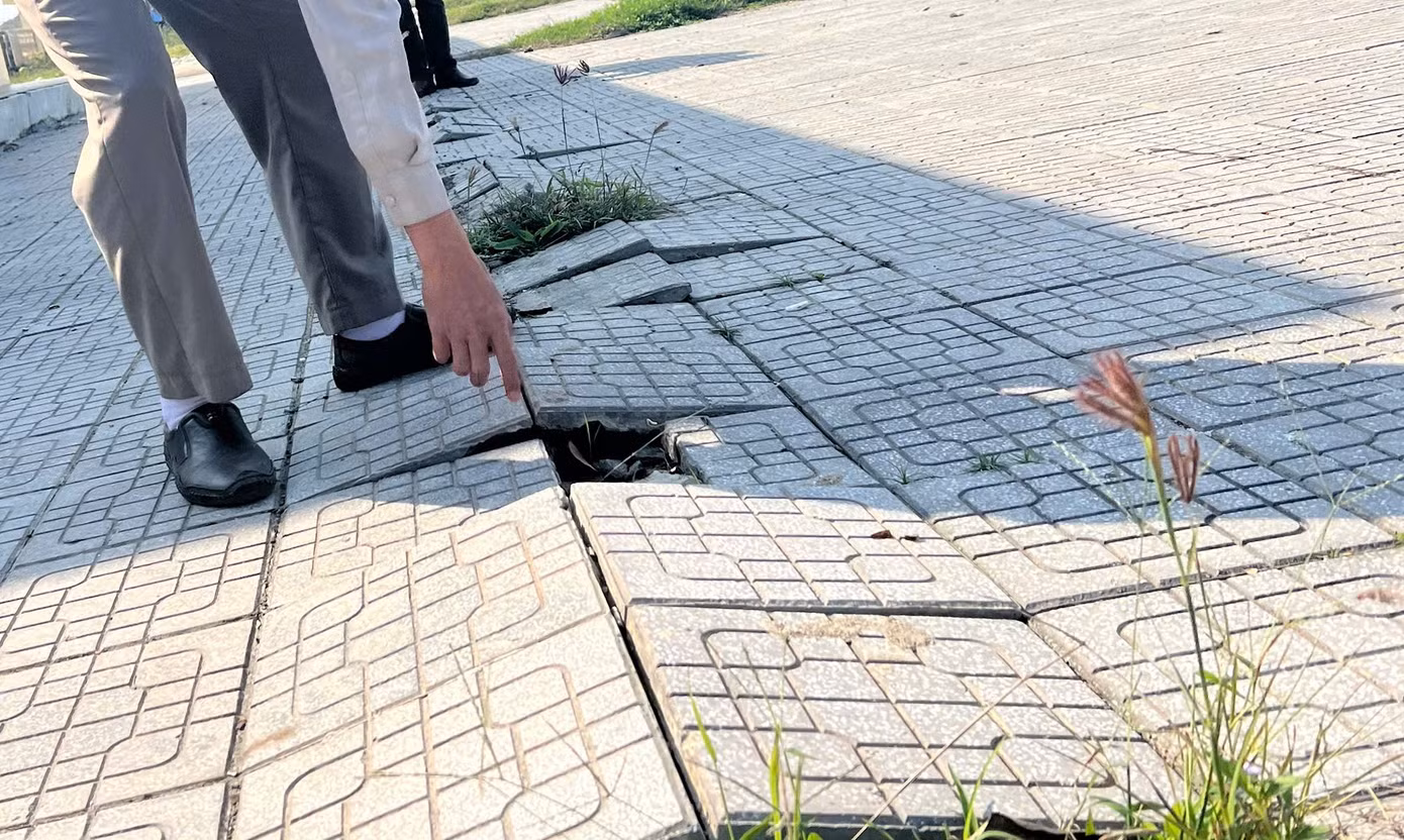Gạch lát sân tại khu cảng bị bong rộp, xô lệch, nứt vỡ so với kết cấu ban đầu. Gạch lát sân tại khu cảng bị bong rộp, xô lệch, nứt vỡ so với kết cấu ban đầu.