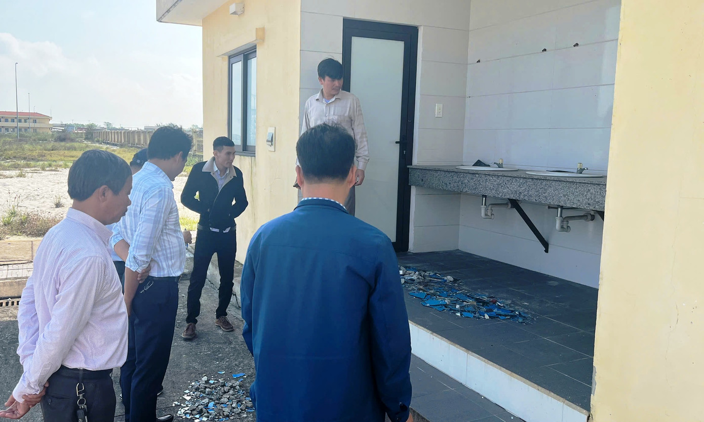 Kính nhà vệ sinh bị kẻ xấu đập vỡ tan tành.