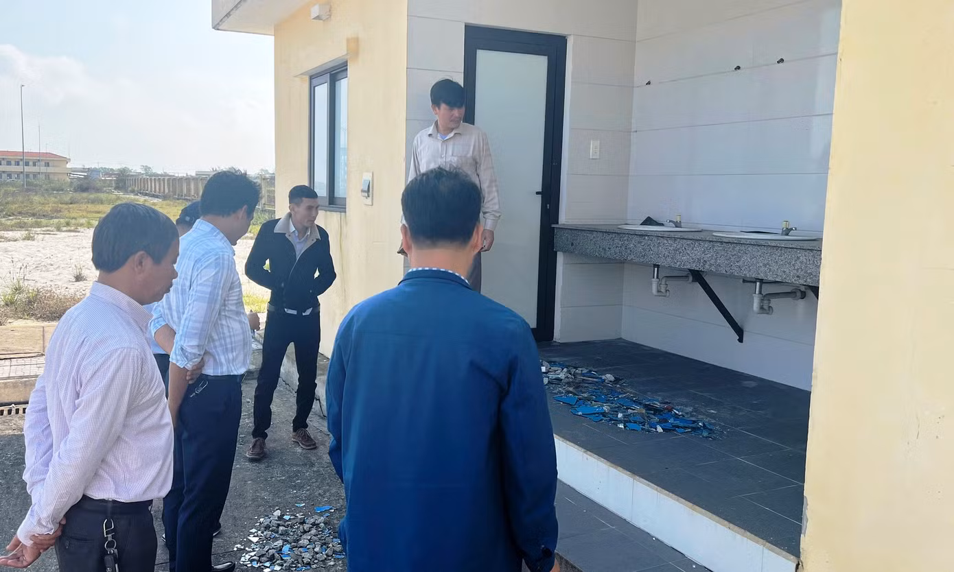 Kính nhà vệ sinh bị kẻ xấu đập vỡ tan tành. Kính nhà vệ sinh bị kẻ xấu đập vỡ tan tành.