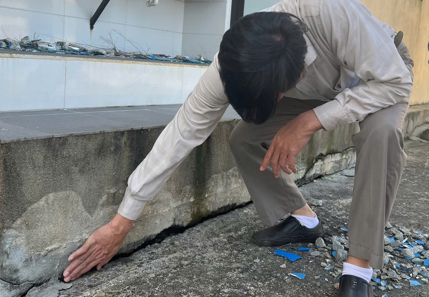 Móng nhà và và nền sân vườn bị nứt toác, mất tính liên kết.