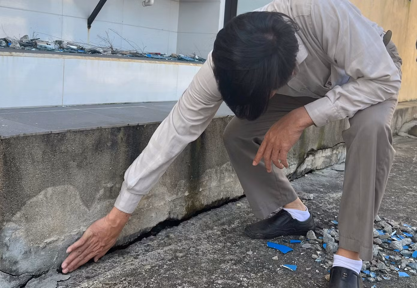 Móng nhà và và nền sân vườn bị nứt toác, mất tính liên kết. Móng nhà và và nền sân vườn bị nứt toác, mất tính liên kết.