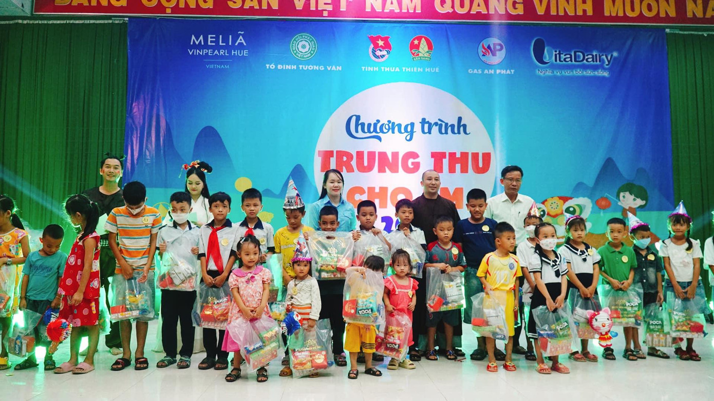 Tặng quà cho thiếu nhi vùng nông thôn tại chương trình "Trung thu cho em" do Tỉnh Đoàn TT-Huế tổ chức.