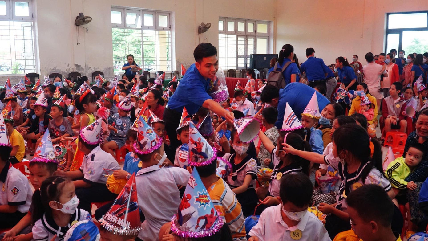 Chương trình "Trung thu cho em" do Tỉnh Đoàn, Hội đồng Đội tỉnh TT-Huế tổ chức dành cho trẻ em nghèo, trẻ em vùng nông thôn của tỉnh.