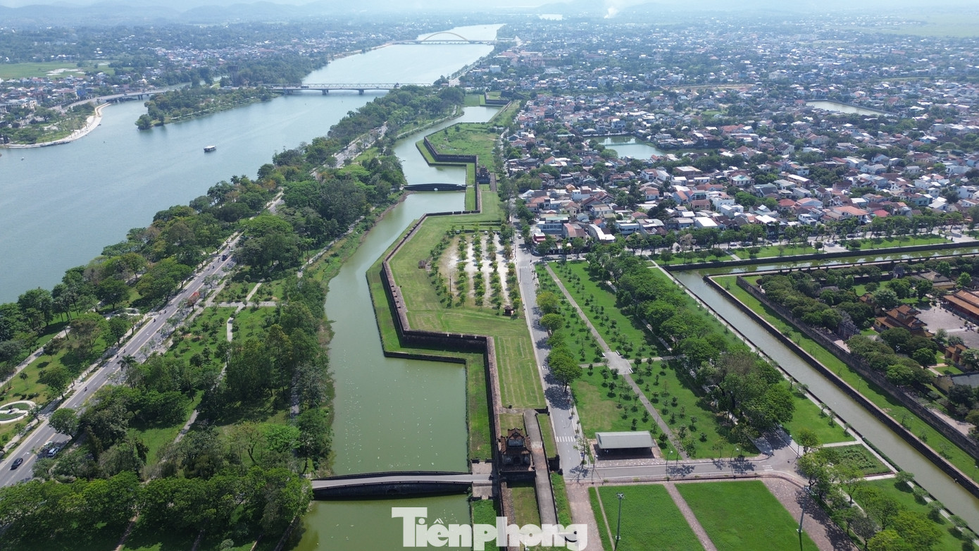 Vừa qua, khu vực Kinh thành Huế còn được UBND TP Huế phê duyệt quy hoạch phân khu (tỷ lệ 1/2000), diện tích khoảng 767,19 ha, chia làm 5 phân khu với các không gian cụ thể. Phạm vi ranh giới lập quy hoạch bao gồm toàn bộ địa giới hành chính 4 phường Đông Ba, Tây Lộc, Thuận Hòa, Thuận Lộc (quận Phú Xuân, TP Huế). Quy mô dân số hiện trạng khoảng 78.120 người, dân số quy hoạch đến năm 2045 khoảng 66.000 người. Trong đó, dân số khu vực trong Kinh thành khoảng 46.225 người và dân số khu vực ngoài Kinh thành khoảng 19.775 người.