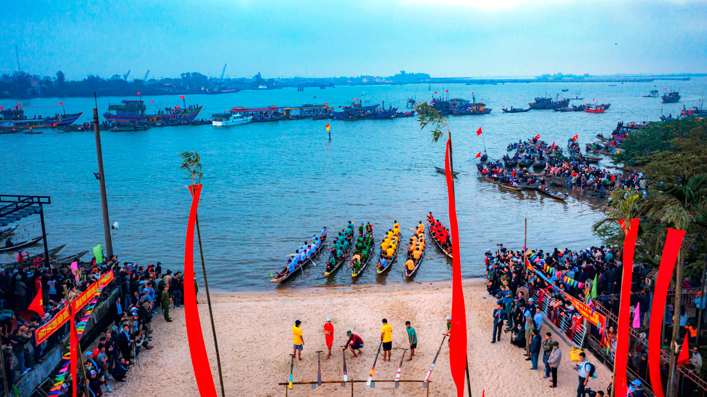 Theo các vị bô lão phường Thuận An, lễ hội cầu ngư của địa phương có từ hơn 500 năm trước, được dân làng tổ chức đều đặn 3 năm một lần. Ảnh: Đình Hoàng