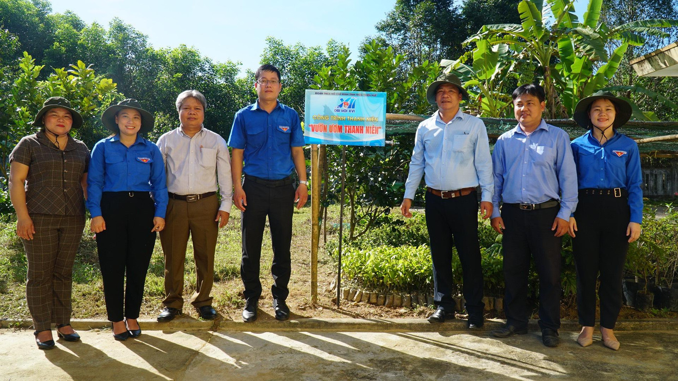 Tặng vườn ươm thanh niên cho Huyện Đoàn Nam Đông