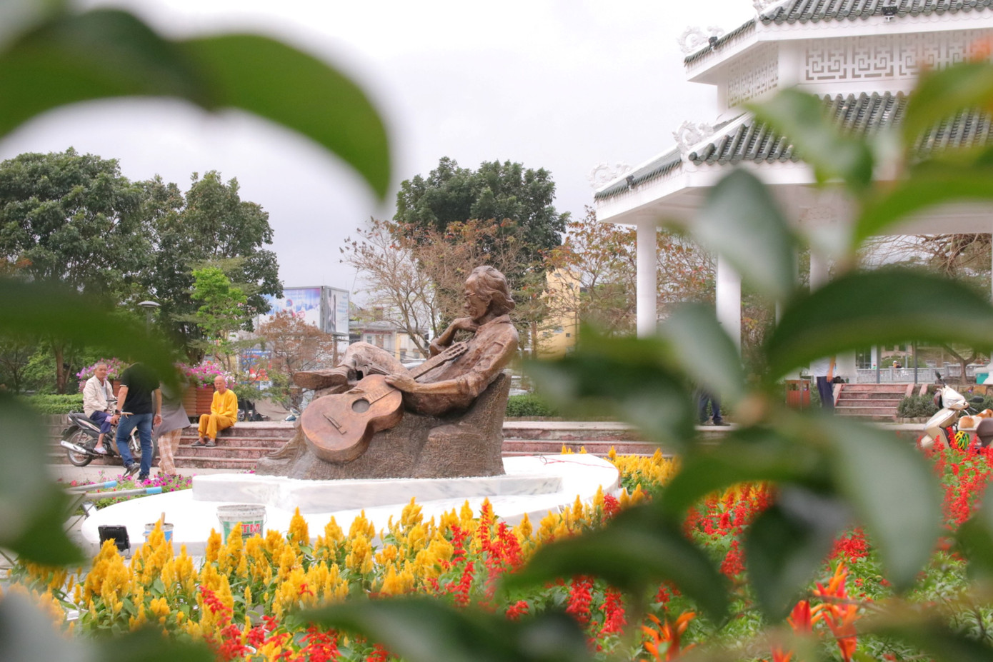 Tượng nghệ thuật cố nhạc sĩ Trịnh Công Sơn là tác phẩm điêu khắc nghệ thuật của cố điêu khắc gia Trương Đình Quế do một doanh nhân tài trợ để thực hiện, sau đó hiến tặng cho TP. Huế. Ảnh: Luân Nguyễn