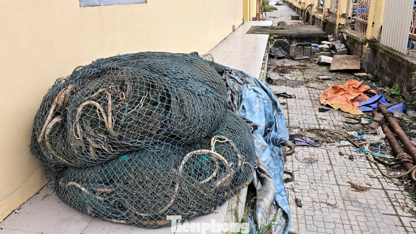 Cũng từ các tàu thuyền neo đậu bên ngoài, ngư dân ngang nhiên tập kết lưới cá, ngư cụ vào ngay bên trong hàng rào sau mỗi chuyến đi biển về, mà không di chuyển theo lối chính đến các cầu cảng mới xây.