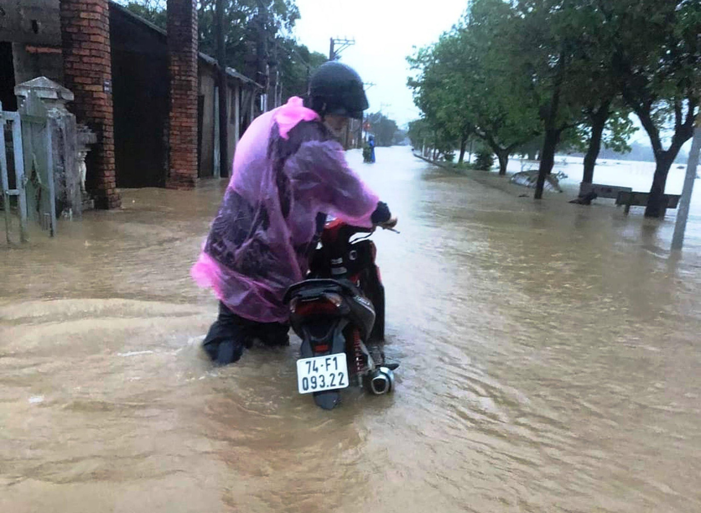 Mưa tiếp tục kéo dài nên khả năng lũ còn dâng cao, việc cứu lúa và hoa màu bị ngập gặp rất nhiều khó khăn. Chính quyền huyện khuyến cáo người dân không tự phát ra đồng cứu lúa và hoa màu nhằm phòng tránh thiệt hại về người do thiên tai gây ra.