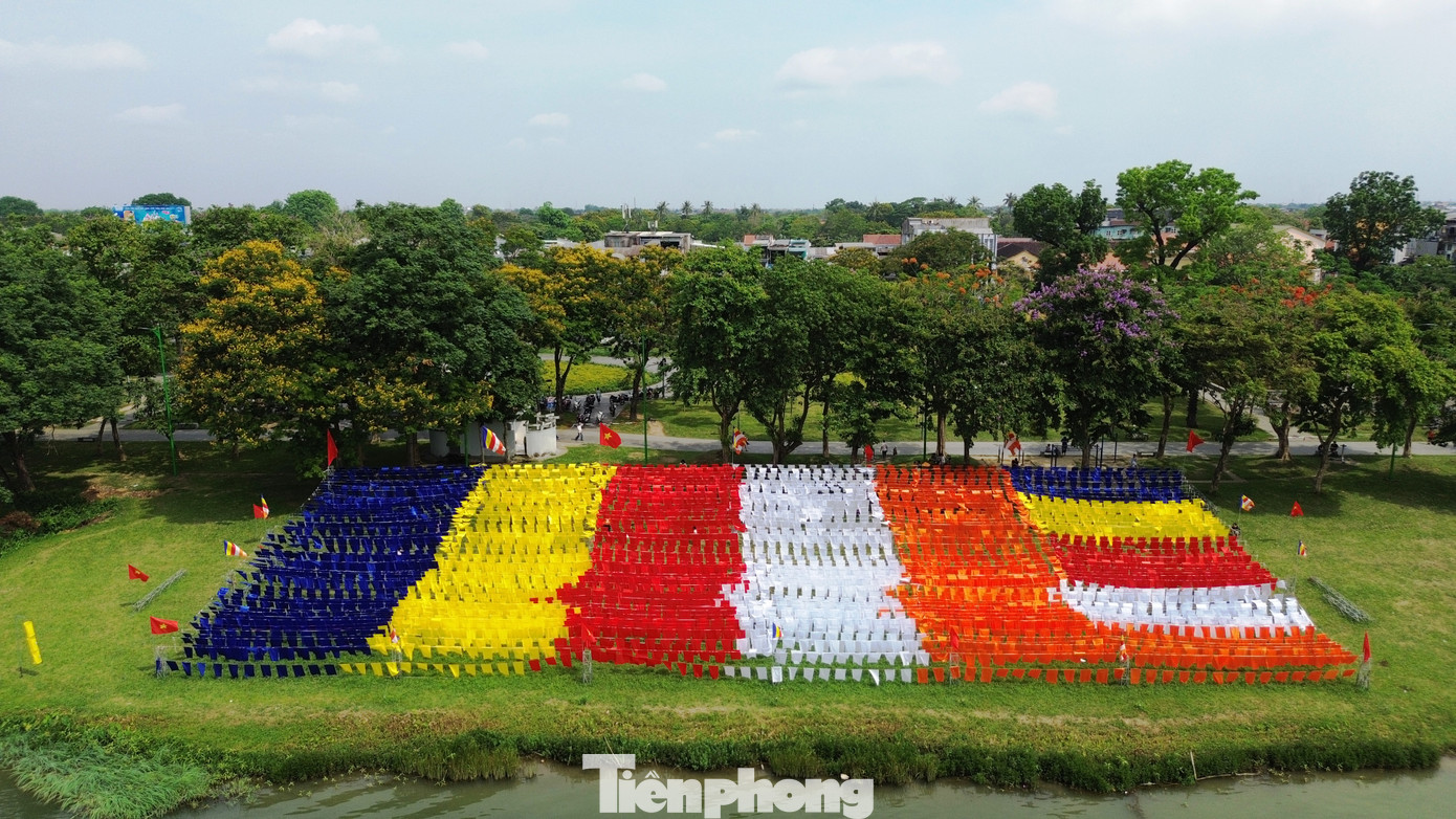 Nhìn từ trên cao, lá đại kỳ Phật giáo thắm màu ngũ sắc hòa vào cảnh quan dòng sông Hương êm đềm. Đó như là “pháp đàn trên cạn” - nơi đạo pháp và di sản văn hóa gắn quyện vào nhau. Nhìn từ trên cao, lá đại kỳ Phật giáo thắm màu ngũ sắc hòa vào cảnh quan dòng sông Hương êm đềm. Đó như là “pháp đàn trên cạn” - nơi đạo pháp và di sản văn hóa gắn quyện vào nhau.