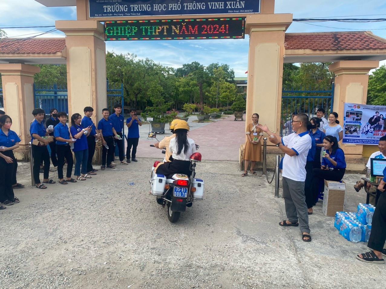 CSGT Công an huyện Phú Vang kịp thời phát hiện, dùng xe đặc chủng đưa một nữ thí sinh bị hỏng xe đạp khi đi thi đến điểm thi làm bài kịp giờ. CSGT Công an huyện Phú Vang kịp thời phát hiện, dùng xe đặc chủng đưa một nữ thí sinh bị hỏng xe đạp khi đi thi đến điểm thi làm bài kịp giờ.