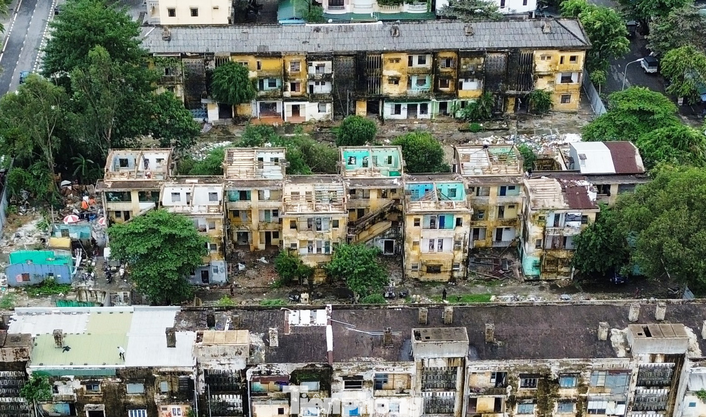 Hai khối nhà B, C, D thuộc mức độ nguy hiểm cấp C, với khả năng chịu lực của một bộ phận kết cấu không thể đáp ứng được yêu cầu sử dụng bình thường, xuất hiện tình trạng nguy hiểm cục bộ. Riêng khối nhà E mức nguy hiểm cấp B, với khả năng chịu lực của kết cấu cơ bản đáp ứng yêu cầu sử dụng bình thường, cá biệt có cấu kiện ở trạng thái nguy hiểm, nhưng không ảnh hưởng đến kết cấu chịu lực...