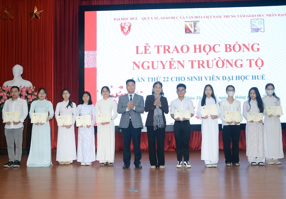 Lãnh đạo ĐH Huế và đại diện tổ chức VNHELP trao học bổng cho sinh viên các khoa, phân hiệu trực thuộc và trường đại học thành viên. Ảnh: Quang Đức