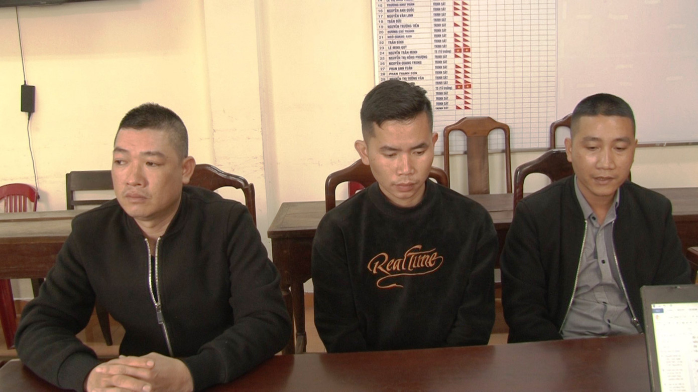 Đối tượng Vũ (bìa trái) và hai đồng phạm. Ảnh: CACC Đối tượng Vũ (bìa trái) và hai đồng phạm. Ảnh: CACC