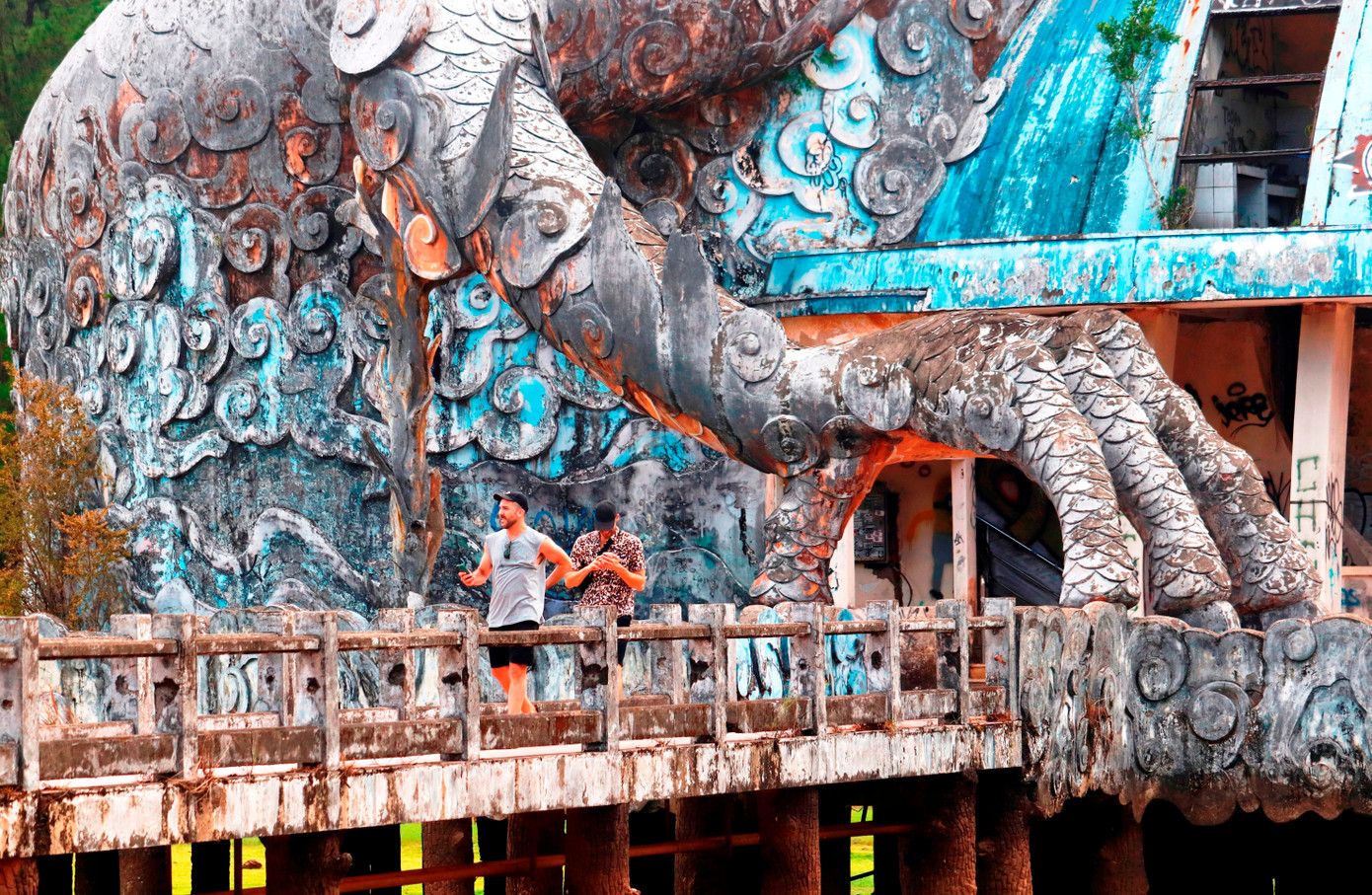 Kể từ đó, khu công viên nước Thủy Tiên rơi vào tình trạng hoang hóa, các công trình bên trong hư hỏng, xuống cấp ngày càng nghiêm trọng nhưng không được sửa chữa, nâng cấp hay giải tỏa để chỉnh trang làm khu vực công cộng phục vụ cộng đồng, người dân, khách du lịch. (Ảnh: Ngọc Văn)