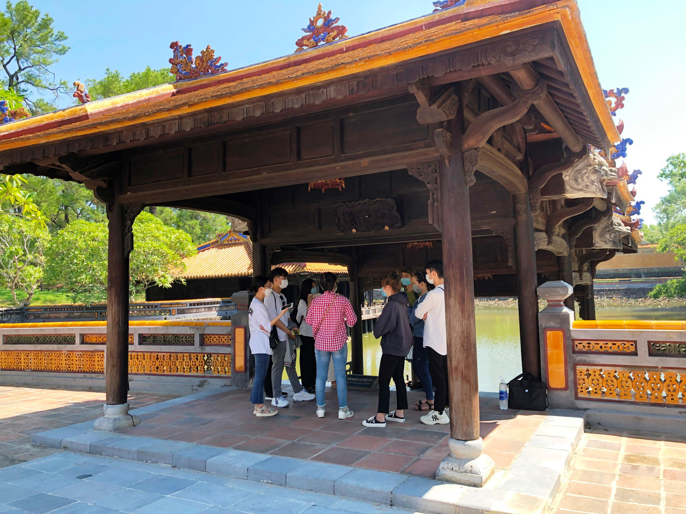 Sinh viên, học sinh Huế tranh thủ ngày cuối tuần đến check-in các điểm di tích Cố đô mở cửa trở lại Sinh viên, học sinh Huế tranh thủ ngày cuối tuần đến check-in các điểm di tích Cố đô mở cửa trở lại