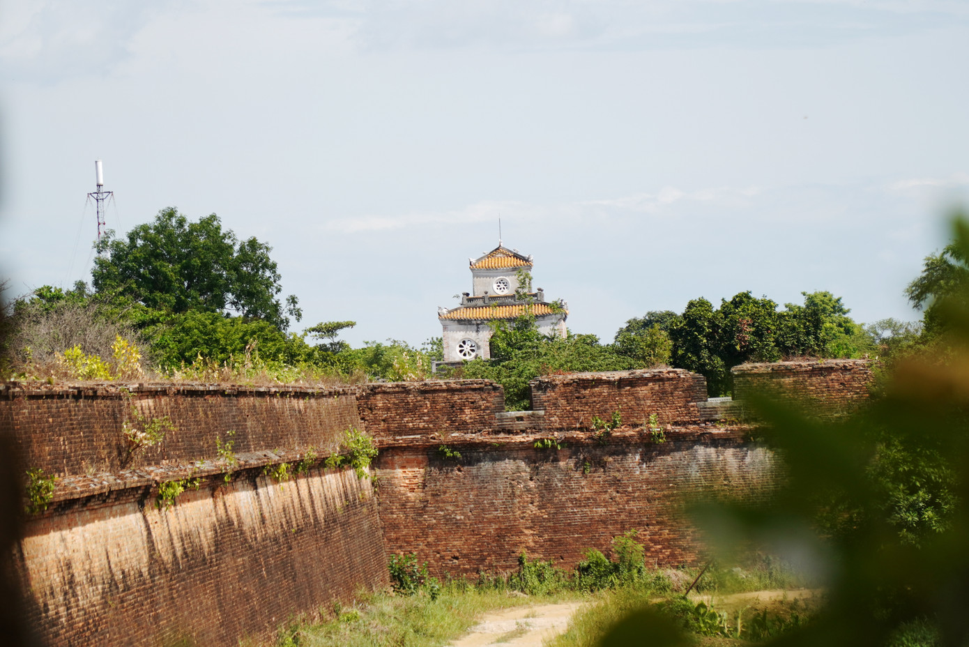 Vọng lâu cửa thành Đông Ba phía xa nhìn từ một pháo nhãn (ô đặt súng thần công trên Thượng thành thời nhà Nguyễn).