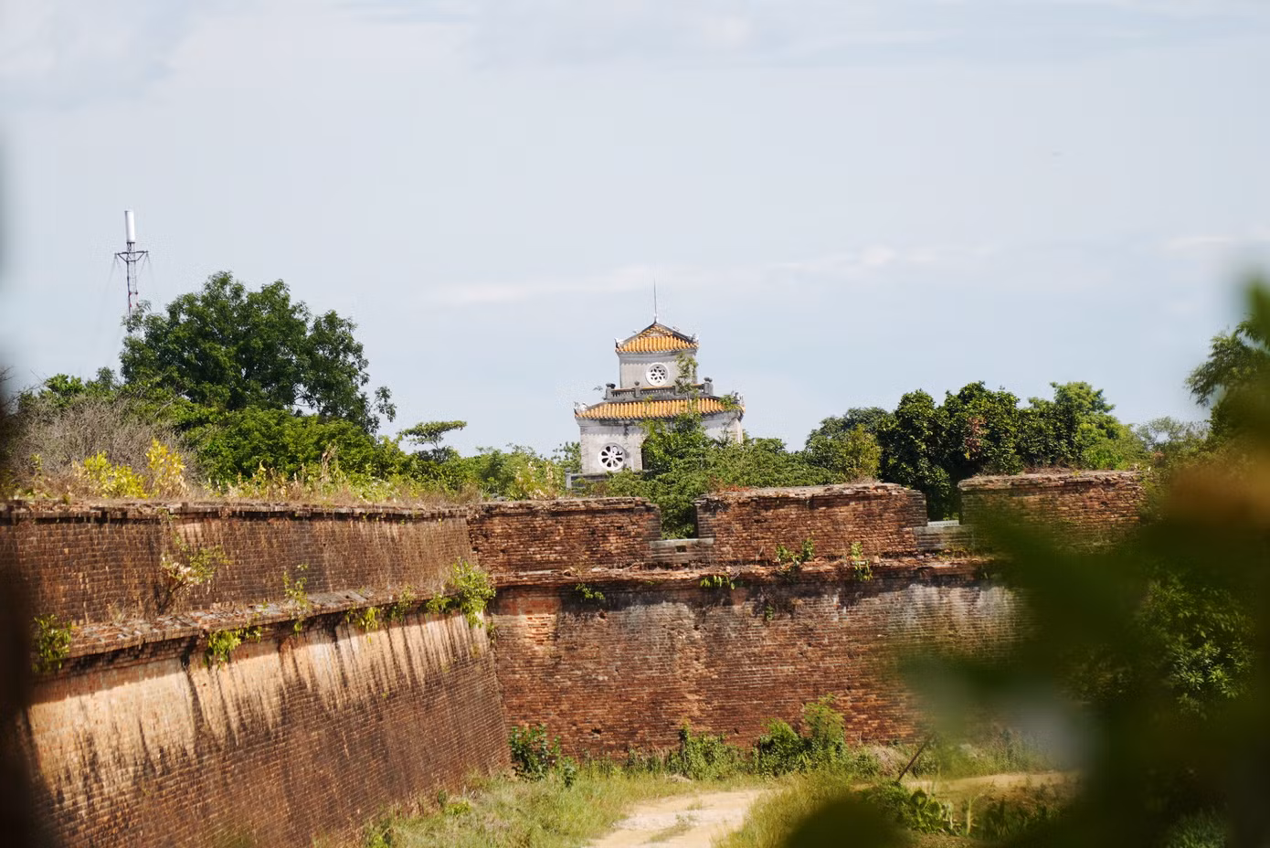 Vọng lâu cửa thành Đông Ba phía xa nhìn từ một pháo nhãn (ô đặt súng thần công trên Thượng thành thời nhà Nguyễn).