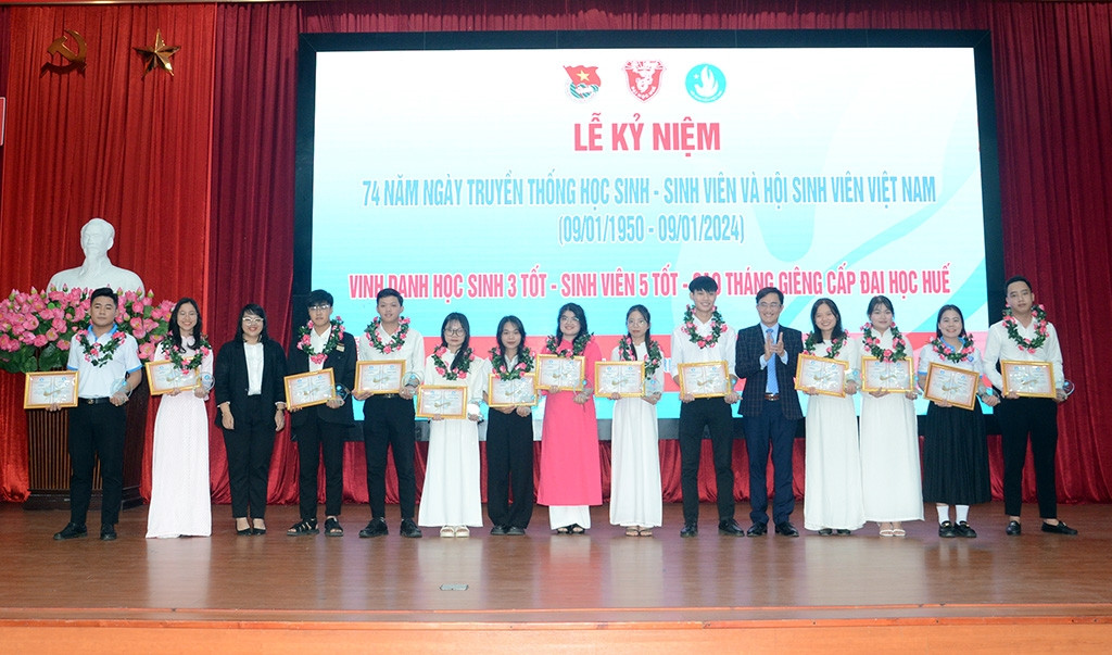Tuyên dương sinh viên ĐH Huế đạt giải thưởng “Sao tháng Giêng”. Ảnh: Đức Quang Tuyên dương sinh viên ĐH Huế đạt giải thưởng “Sao tháng Giêng”. Ảnh: Đức Quang