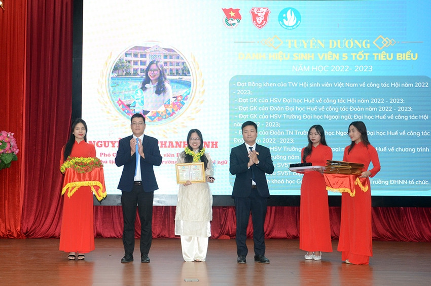 Bí thư Tỉnh Đoàn TT-Huế Nguyễn Thanh Hoài và Phó Giám đốc ĐH Huế Bùi Văn Lợi trao chứng nhận "Sinh viên 5 tốt” cho sinh viên ĐH Huế. Ảnh: Đức Quang Bí thư Tỉnh Đoàn TT-Huế Nguyễn Thanh Hoài và Phó Giám đốc ĐH Huế Bùi Văn Lợi trao chứng nhận "Sinh viên 5 tốt” cho sinh viên ĐH Huế. Ảnh: Đức Quang