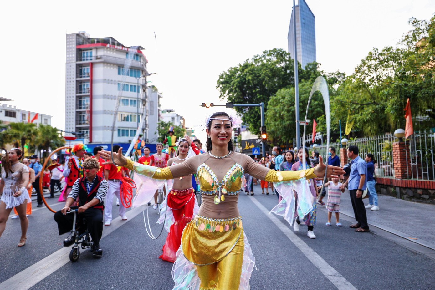 Các hoạt động được tổ chức theo hướng cộng đồng, sân khấu mở, tạo sự gần gũi, giao lưu giữa nghệ sĩ, diễn viên với công chúng. Do ảnh hưởng của dịch bệnh trên thế giới, trong Tuần lễ Festival Huế 2022, số lượng đoàn nghệ sĩ quốc tế tham gia giảm hơn các kỳ lễ hội trước.