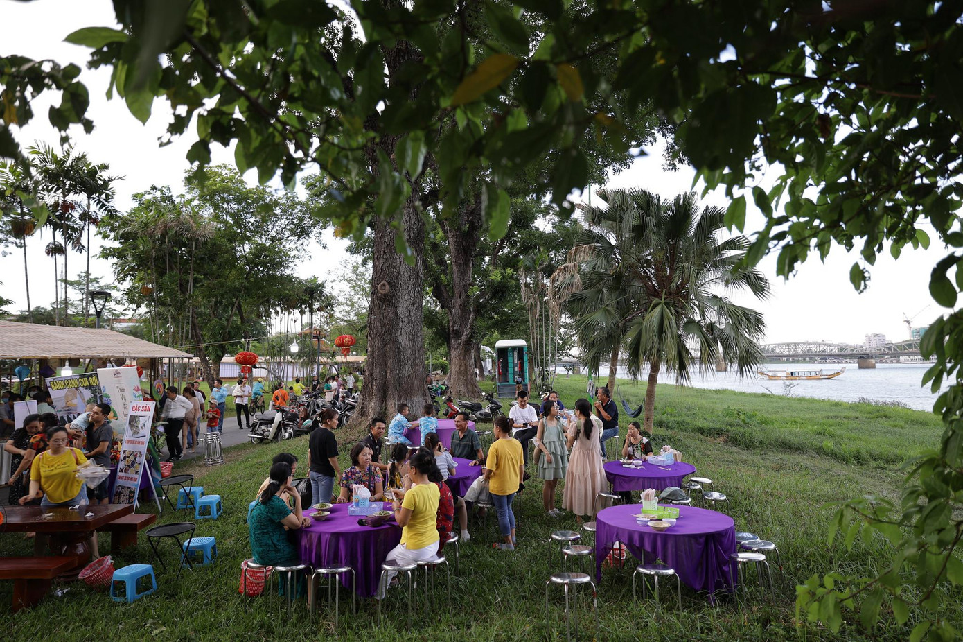 Lễ hội thu hút gần 85 gian hàng trong không gian xanh bên dòng sông Hương thơ mộng, quy tụ hàng trăm nghệ nhân, chuyên gia và doanh nhân, doanh nghiệp nổi tiếng chuyên về ẩm thực đến từ 18 tỉnh, thành trong nước.