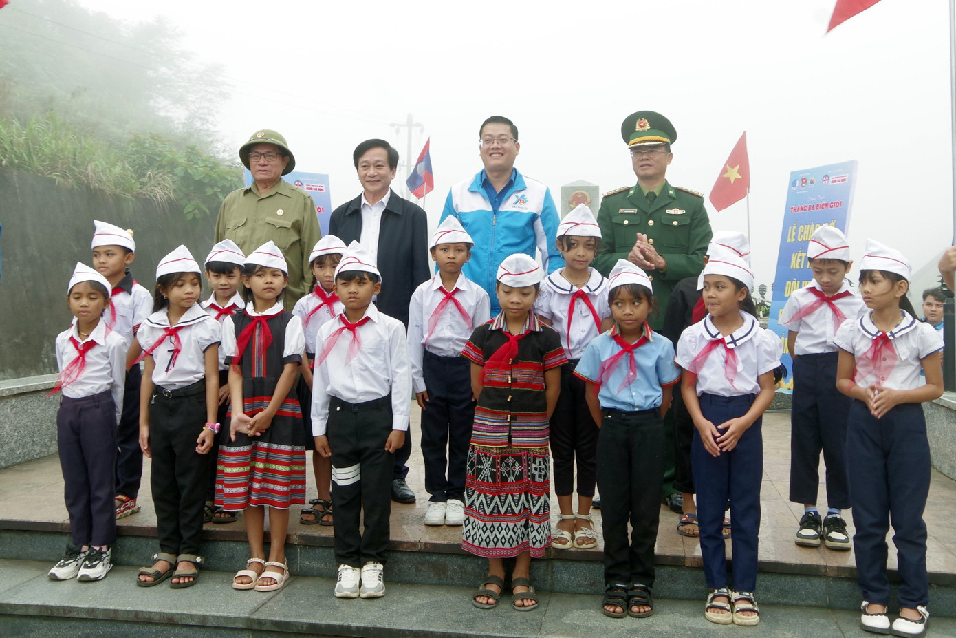 Tổ chức lễ kết nạp đội viên, đoàn viên.