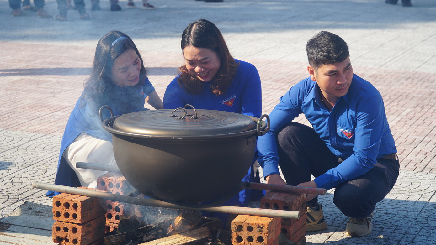 Ngày hội bánh chưng xanh vì người nghèo. Ngày hội bánh chưng xanh vì người nghèo.