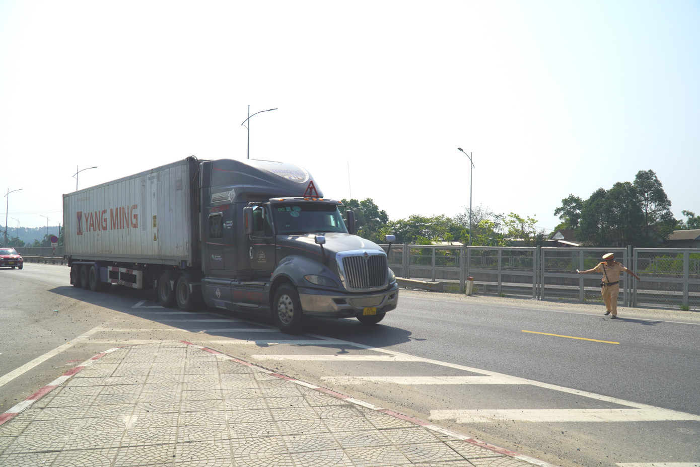 Từ sáng, lực lượng cảnh sát giao thông, thanh tra giao thông tại TT-Huế đã chốt trực tại các nút giao, đường dẫn vào cao tốc để hướng dẫn phương tiện thuộc diện phân luồng, cấm đi vào cao tốc... nghiêm túc chấp hành lưu thông trên Quốc lộ 1. Ảnh: Ngọc Văn Từ sáng, lực lượng cảnh sát giao thông, thanh tra giao thông tại TT-Huế đã chốt trực tại các nút giao, đường dẫn vào cao tốc để hướng dẫn phương tiện thuộc diện phân luồng, cấm đi vào cao tốc... nghiêm túc chấp hành lưu thông trên Quốc lộ 1. Ảnh: Ngọc Văn