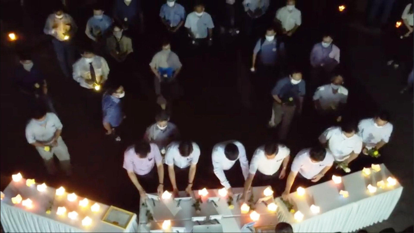Cùng thắp nến nguyện cầu cho sinh viên Nguyễn Văn Nhã an nghỉ nơi cõi vĩnh hằng. Ảnh cắt từ clip Cùng thắp nến nguyện cầu cho sinh viên Nguyễn Văn Nhã an nghỉ nơi cõi vĩnh hằng. Ảnh cắt từ clip