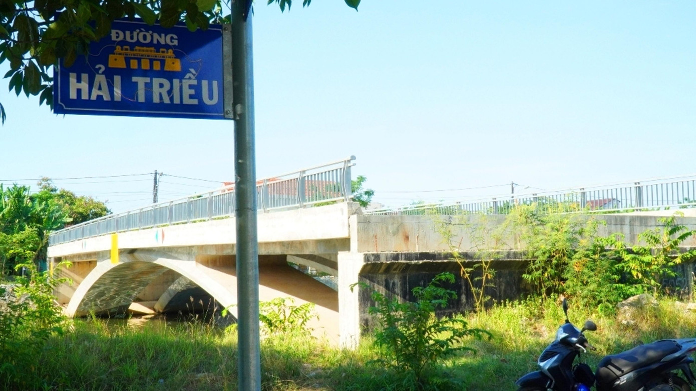 Công trình dự án được giao cho Ban Quản lý khu vực Phát triển Đô thị tỉnh TT-Huế làm chủ đầu tư. Nhà thầu thi công là liên danh Công ty CP Cầu 1 Thăng Long và Công ty Cổ phần Quản lý Đường bộ và Xây dựng công trình TT-Huế