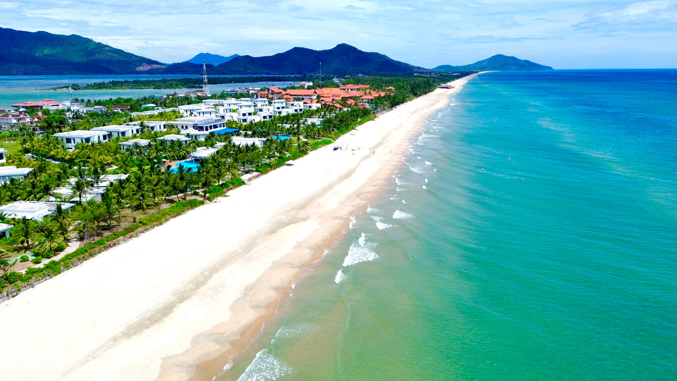 Đến nay, sau thời gian dài miệt mài xử lý, dọn dẹp, với sự chung tay của chính quyền địa phương, cơ quan chức năng, bộ đội, lực lượng đoàn viên, thanh niên, người dân…, từ một “điểm nóng” ô nhiễm môi trường, ảnh hưởng mỹ quan thiên nhiên, vịnh đẹp Lăng Cô từng bị rác thải bủa vây nay đã “lột xác”, lấy lại vị thế điểm đến du lịch hấp dẫn trong mùa hè này. Đến nay, sau thời gian dài miệt mài xử lý, dọn dẹp, với sự chung tay của chính quyền địa phương, cơ quan chức năng, bộ đội, lực lượng đoàn viên, thanh niên, người dân…, từ một “điểm nóng” ô nhiễm môi trường, ảnh hưởng mỹ quan thiên nhiên, vịnh đẹp Lăng Cô từng bị rác thải bủa vây nay đã “lột xác”, lấy lại vị thế điểm đến du lịch hấp dẫn trong mùa hè này.