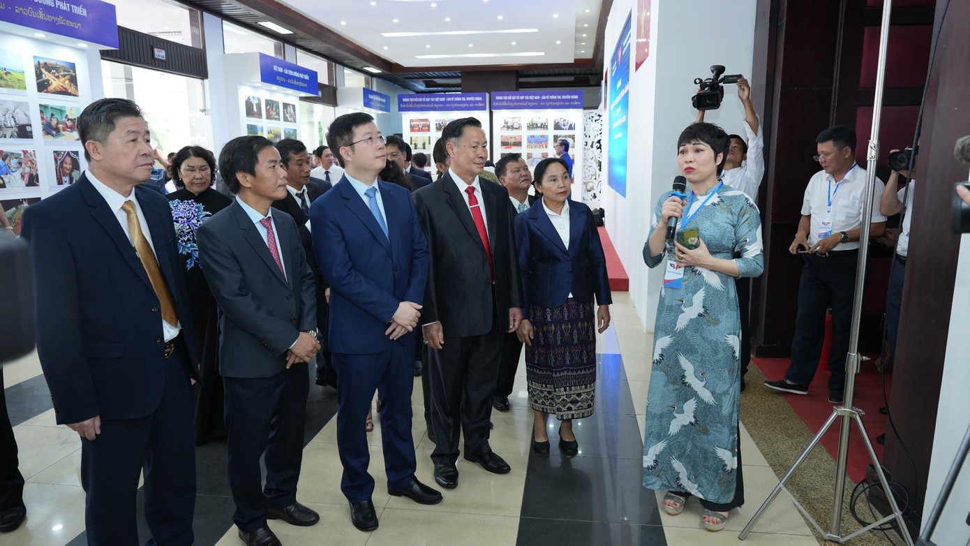 Các đại biểu tham quan triển lãm ảnh, tư liệu các dấu mốc quan trọng trong quan hệ hữu nghị đặc biệt Việt Nam - Lào. Các đại biểu tham quan triển lãm ảnh, tư liệu các dấu mốc quan trọng trong quan hệ hữu nghị đặc biệt Việt Nam - Lào.