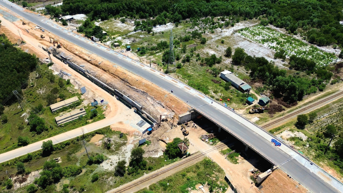 Ông Nguyễn Đăng Trường - Giám đốc BQLDA Đầu tư Xây dựng Công trình Giao thông tỉnh TT-Huế, cho biết, toàn tuyến đã thi công đạt hơn 70% khối lượng các hạng mục. Các hạng mục cần thi công sớm để vượt lũ, phòng tránh mưa bão đã cơ bản hoàn thành.