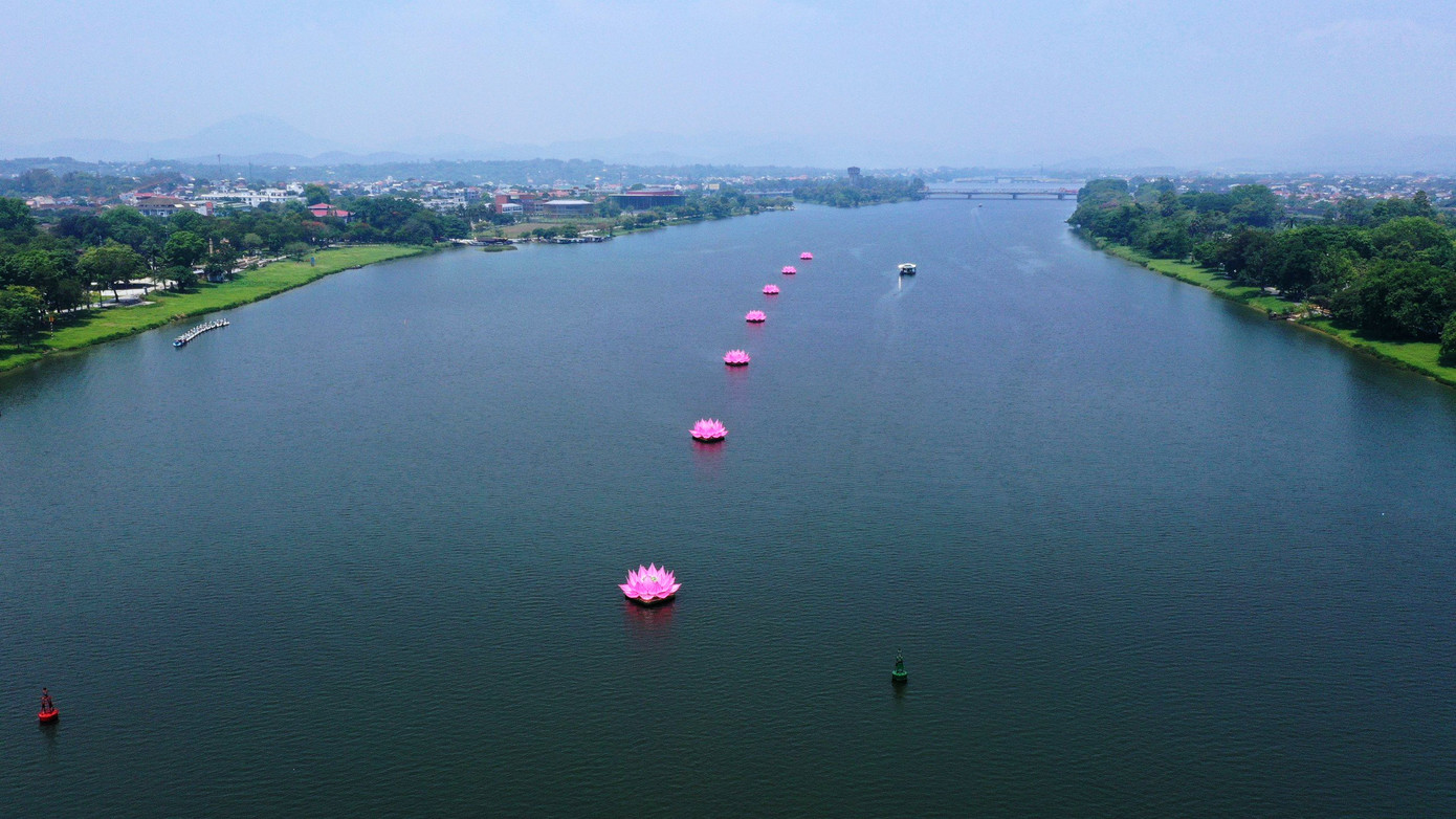 Dòng sông xanh được điểm tô bởi những đóa hoa sen tượng trưng cho 7 bước chân Phật.