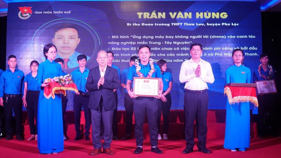 Anh Trần Văn Hùng - Bí thư Đoàn trường THPT Thừa Lưu (huyện Phú Lộc) được tuyên dương với mô hình hiệu quả "Ứng dụng máy bay không người lái vào canh tác nông nghiệp ở khu vực miền Trung - Tây Nguyên". Anh Trần Văn Hùng - Bí thư Đoàn trường THPT Thừa Lưu (huyện Phú Lộc) được tuyên dương với mô hình hiệu quả "Ứng dụng máy bay không người lái vào canh tác nông nghiệp ở khu vực miền Trung - Tây Nguyên".