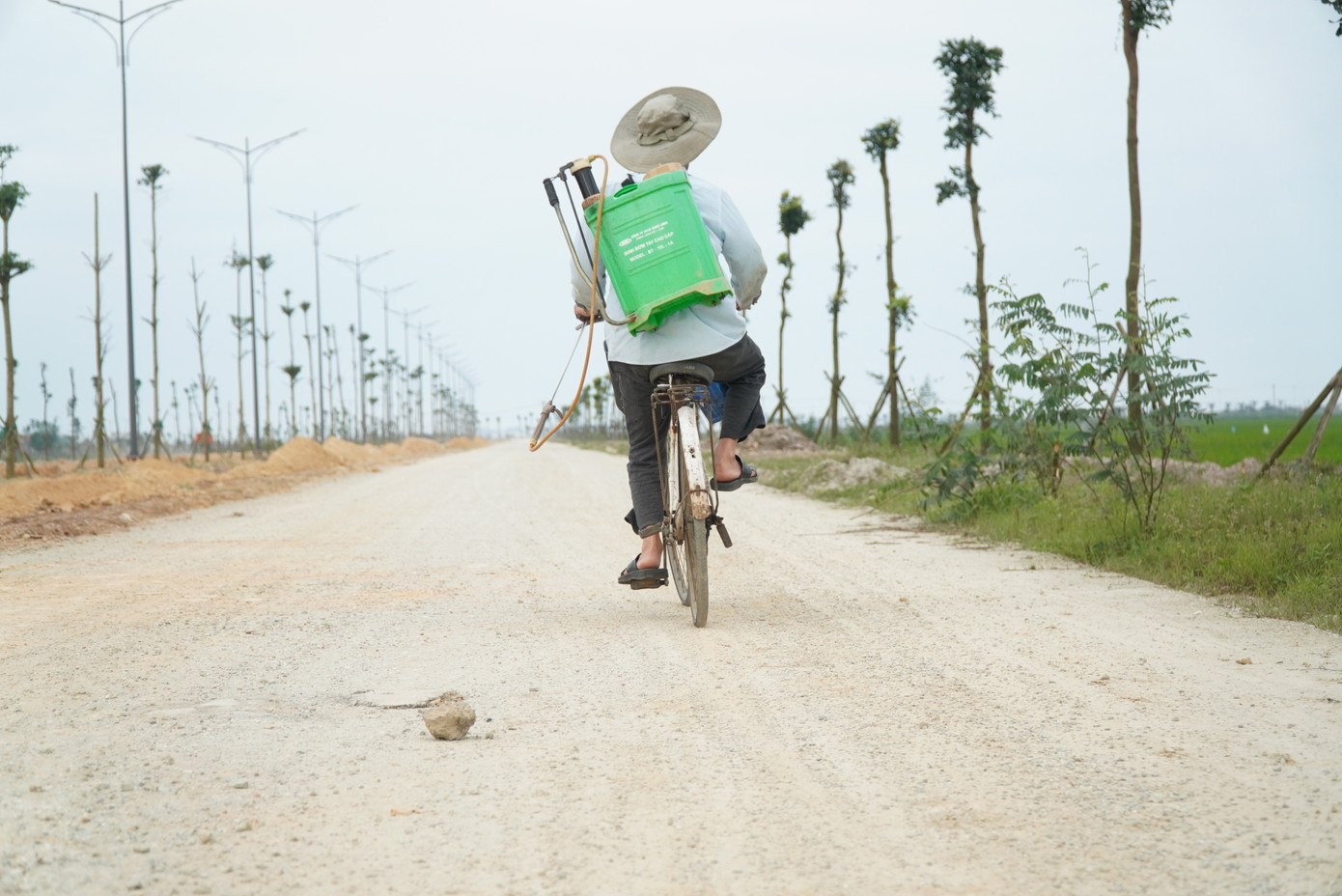 Đầu tháng 3 vừa qua, chủ đầu tư đã họp với các đơn vị nhà thầu chính để tiếp tục rà soát, đôn đốc tiến độ. Tại cuộc họp này, một trong hai nhà thầu chính là Công ty CP Đầu tư Xây dựng và Thương mại Thiên Phát Thịnh đã không dự họp. Chủ đầu tư đã yêu cầu các đơn vị thi công gói thầu 11 và 14 phải hoàn thành hạng mục thảm nhựa bê tông trên toàn tuyến trước ngày 30/4. Đầu tháng 3 vừa qua, chủ đầu tư đã họp với các đơn vị nhà thầu chính để tiếp tục rà soát, đôn đốc tiến độ. Tại cuộc họp này, một trong hai nhà thầu chính là Công ty CP Đầu tư Xây dựng và Thương mại Thiên Phát Thịnh đã không dự họp. Chủ đầu tư đã yêu cầu các đơn vị thi công gói thầu 11 và 14 phải hoàn thành hạng mục thảm nhựa bê tông trên toàn tuyến trước ngày 30/4.