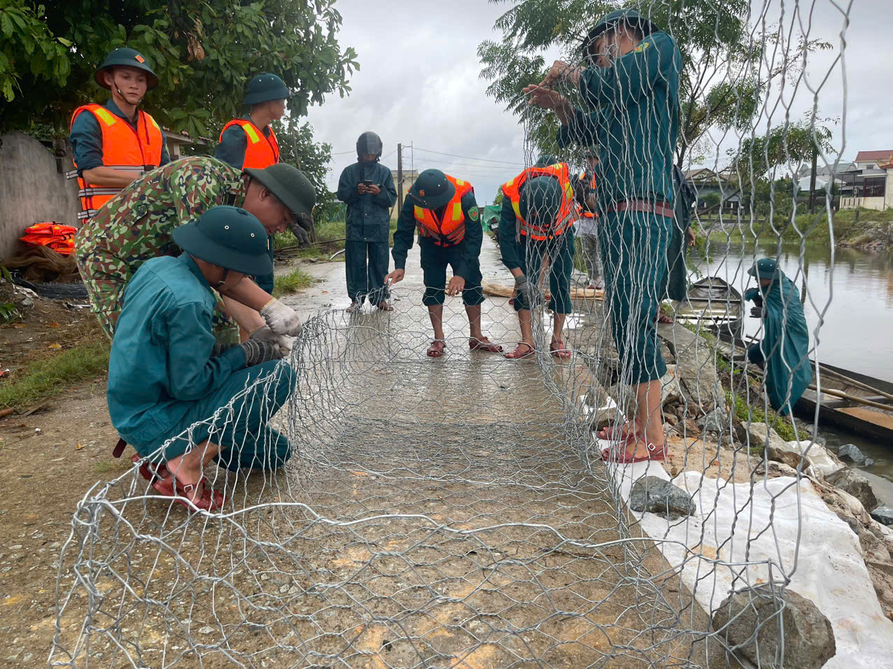 Tập kết rọ đá gia cố, phòng chống sạt lở đê đê Mai Dương, huyện Quảng Điền, TT-Huế. Tập kết rọ đá gia cố, phòng chống sạt lở đê đê Mai Dương, huyện Quảng Điền, TT-Huế.
