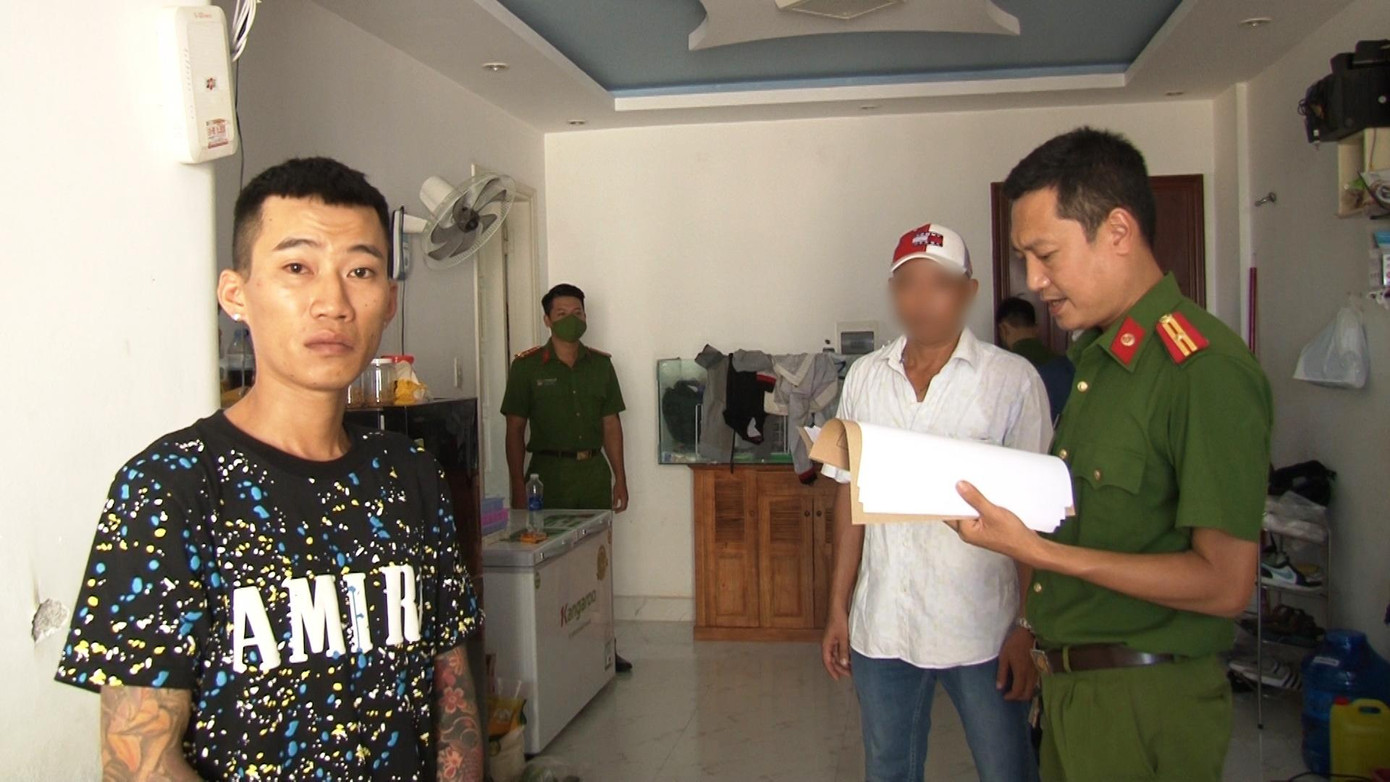 Đối tượng Lê Đức Anh (bìa trái). Ảnh: CA Đối tượng Lê Đức Anh (bìa trái). Ảnh: CA