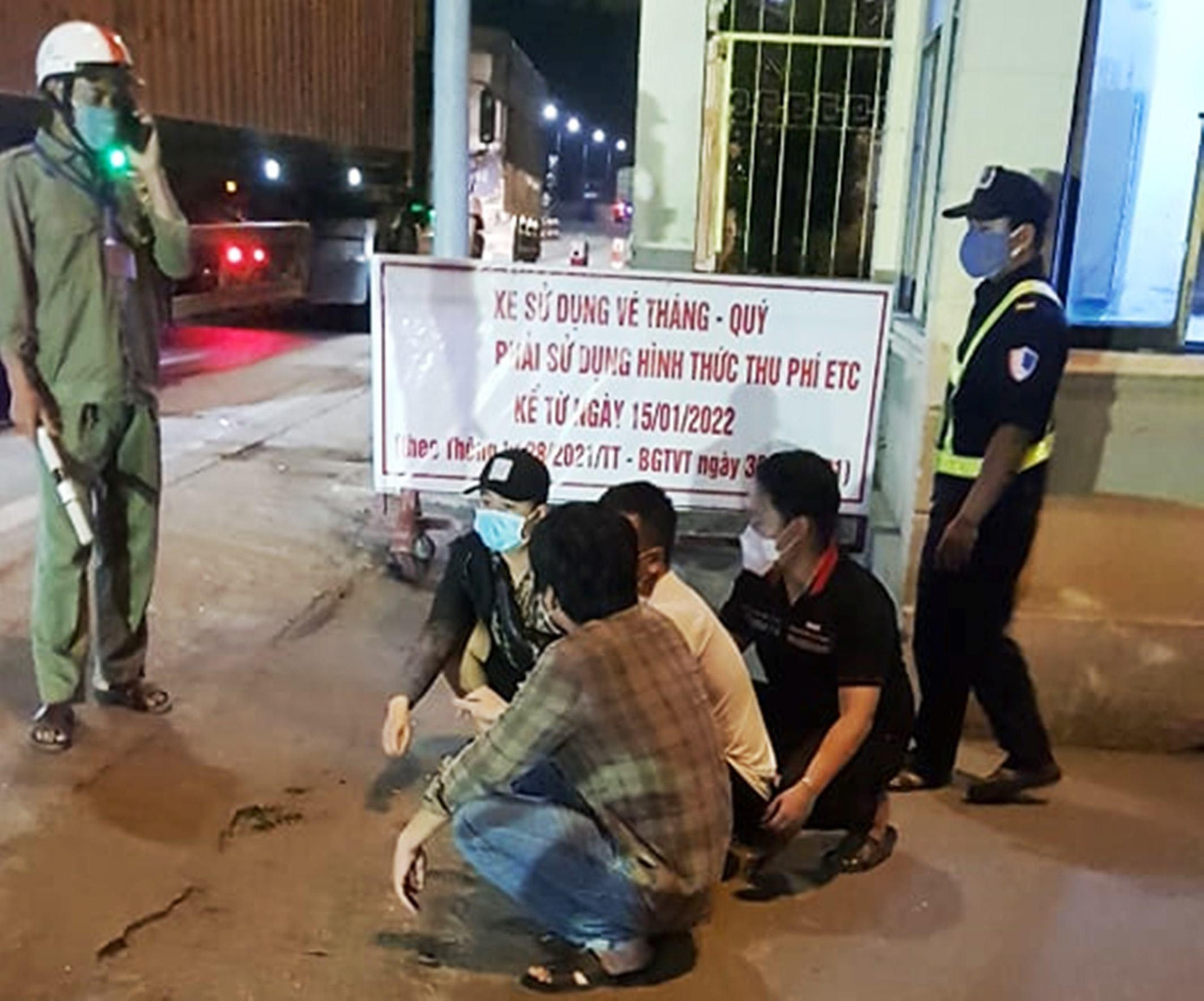 Lực lượng chức năng tại Lăng Cô có mặt để đưa nhóm của Thái về trụ sở công an xác minh, làm rõ vụ việc Lực lượng chức năng tại Lăng Cô có mặt để đưa nhóm của Thái về trụ sở công an xác minh, làm rõ vụ việc