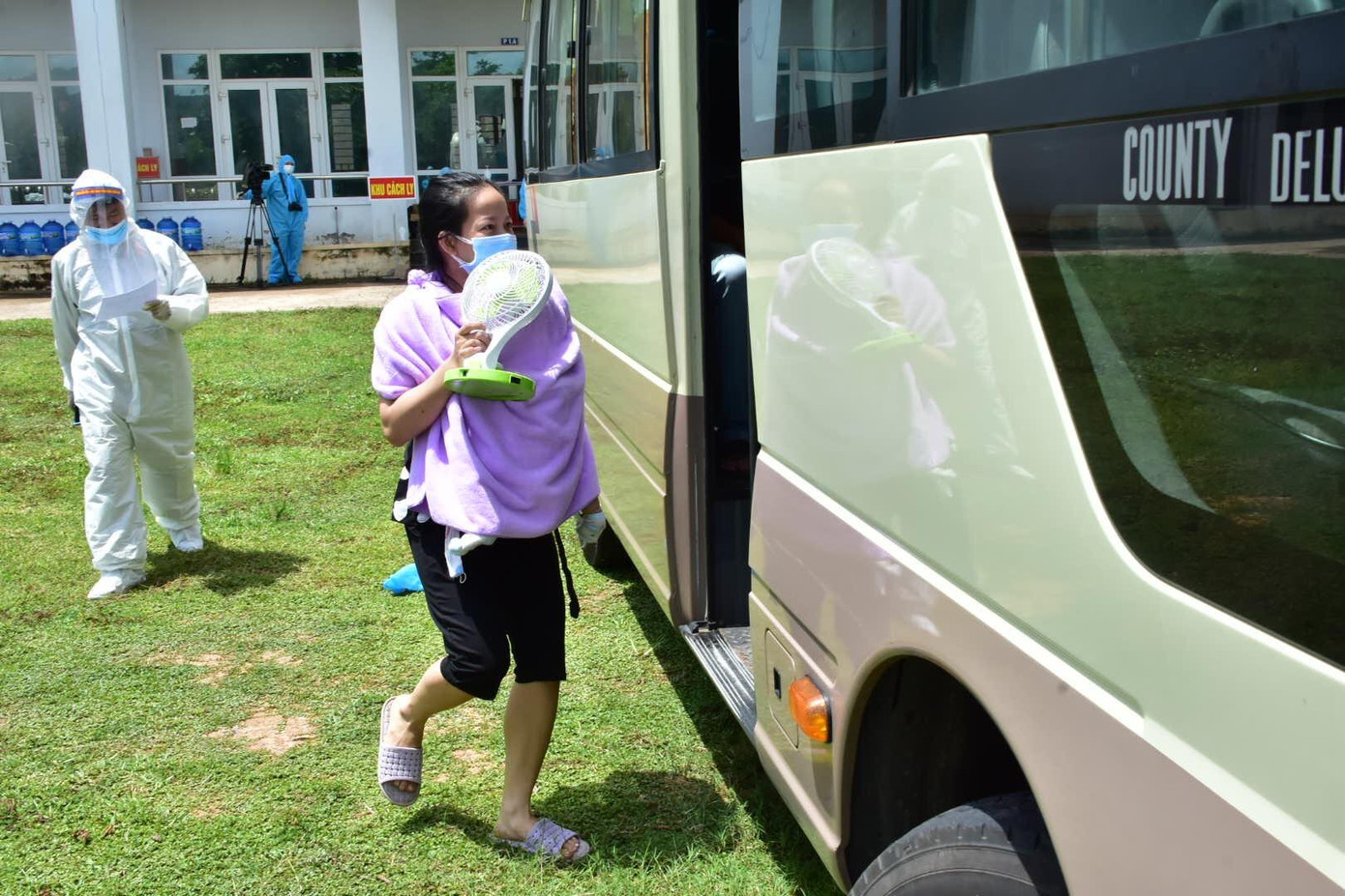 Công dân Huế cách ly tại Quảng Trị ra xe chuẩn bị về quê Công dân Huế cách ly tại Quảng Trị ra xe chuẩn bị về quê