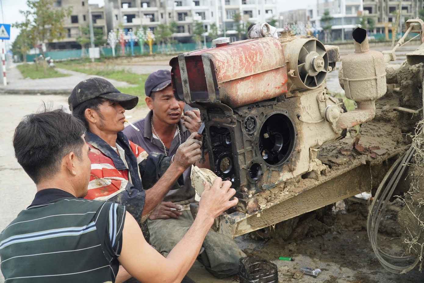 Các thợ máy cũng sẵn sàng có mặt xử lý sự cố máy móc nông nghiệp cho người nông dân trong ngày nghỉ Tết Dương lịch. Các thợ máy cũng sẵn sàng có mặt xử lý sự cố máy móc nông nghiệp cho người nông dân trong ngày nghỉ Tết Dương lịch.