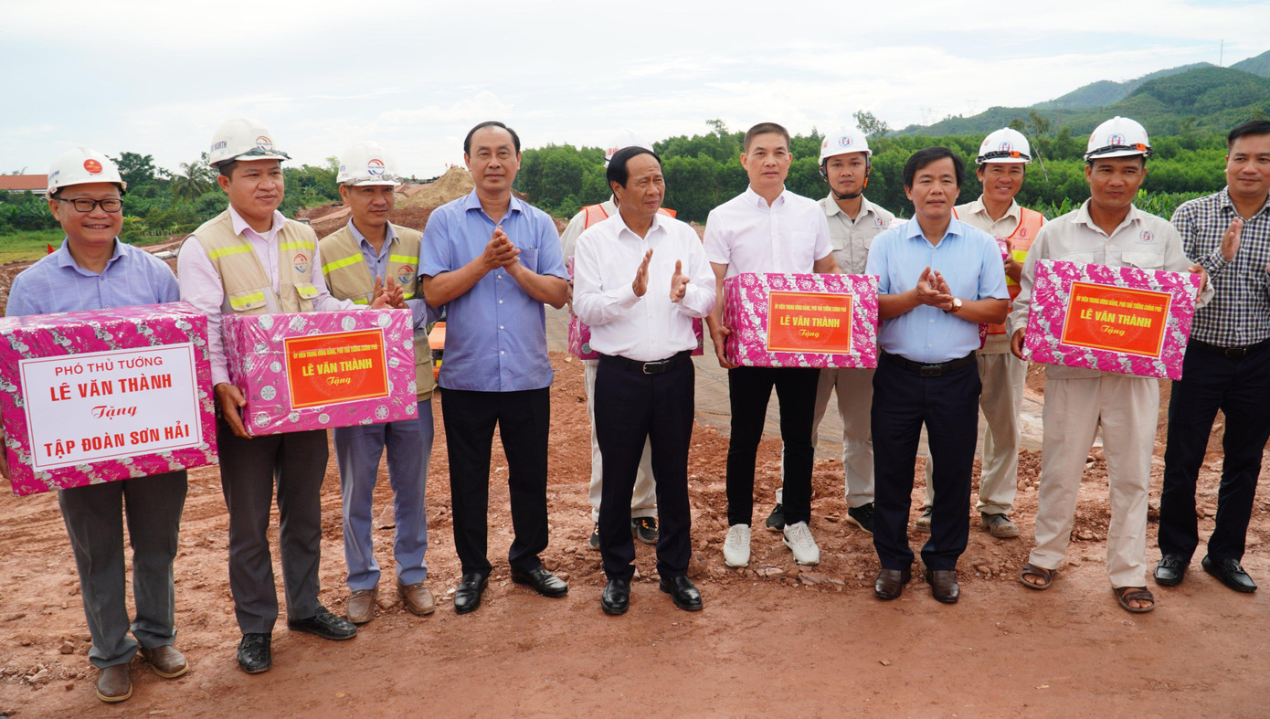 Phó Thủ tướng Lê Văn Thành tặng quà cho các đơn vị thực hiện dự án cao tốc Cam Lộ - La Sơn. Phó Thủ tướng Lê Văn Thành tặng quà cho các đơn vị thực hiện dự án cao tốc Cam Lộ - La Sơn.
