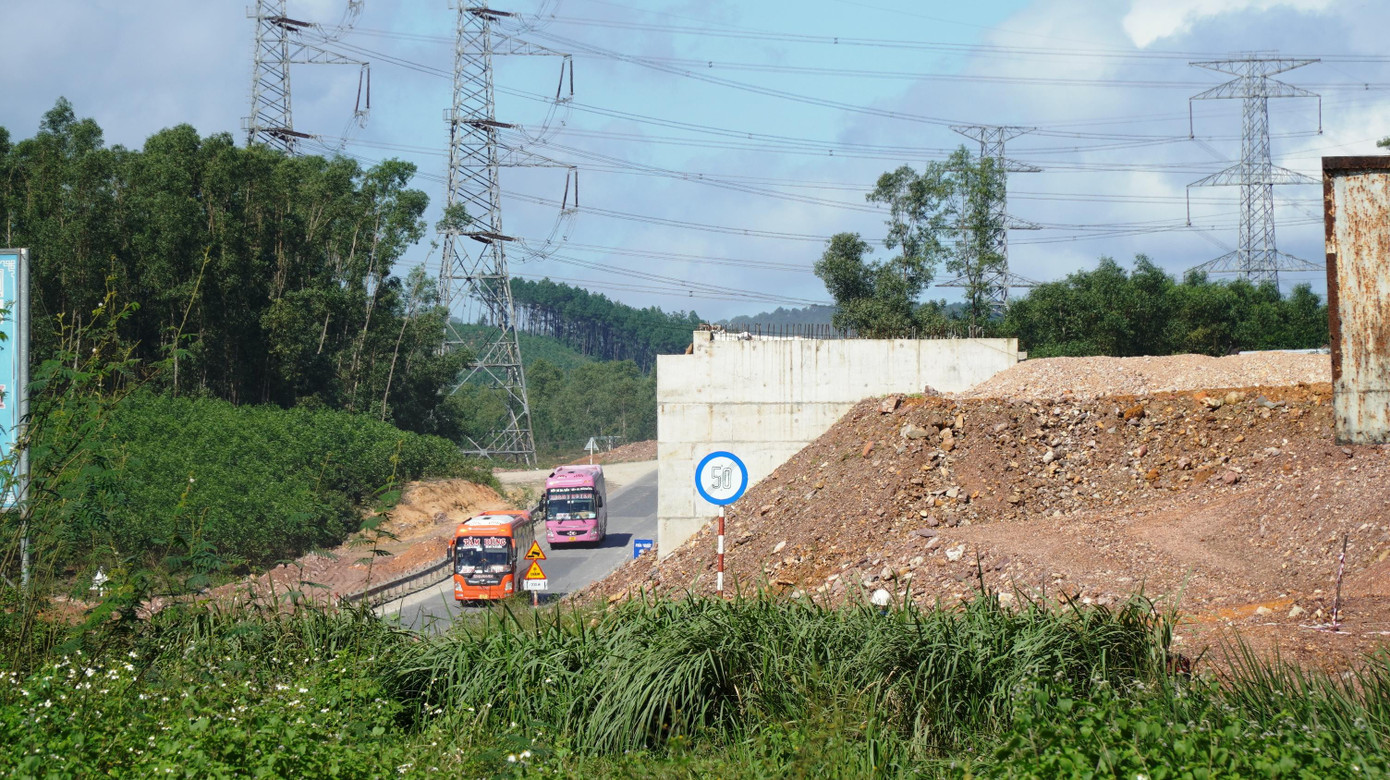 Theo đó, UBND TP Huế phải chủ trì, chỉ đạo lực lượng công an, các cơ quan chức năng khẩn trương rà soát, củng cố hồ sơ, thủ tục pháp lý, đảm bảo điều kiện, tổ chức bảo vệ hiện trường, thu hồi đất khu vực GPMB thuộc xã Thủy Bằng. Đối với phần đất do địa phương quản lý, yêu cầu UBND xã Thủy Bằng khẩn trương bàn giao mặt bằng để nhà thầu thi công.