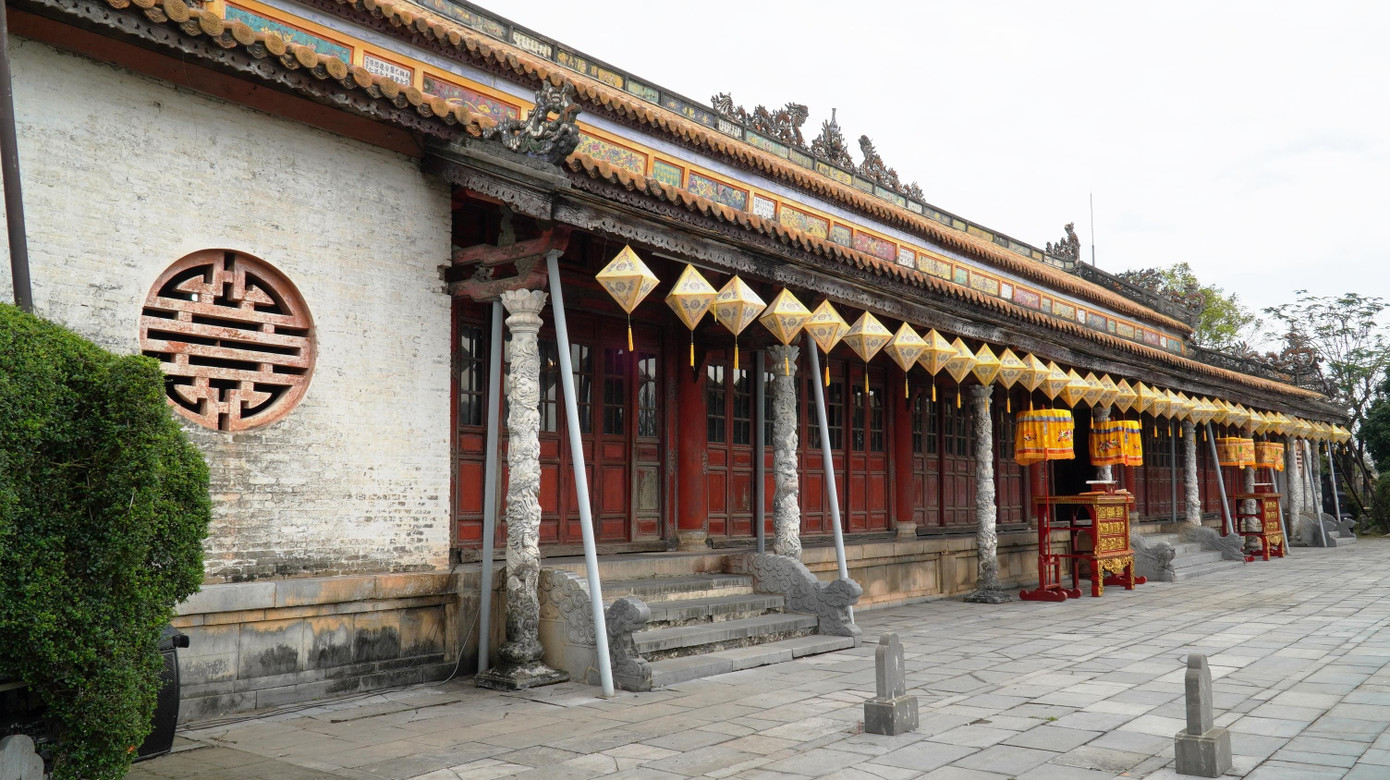 Công trình xây dựng vào tháng 2/1805 và hoàn thành vào tháng 10/1805. Ban đầu, điện Thái Hòa nằm cách vị trí hiện nay khoảng 45 mét về phía tây bắc. Tháng 3/1833, khi điều chỉnh quy hoạch và hoàn chỉnh hệ thống kiến trúc ở Đại nội, vua Minh Mạng cho dời điện Thái Hòa về phía nam, xây dựng đồ sộ, nguy nga hơn.