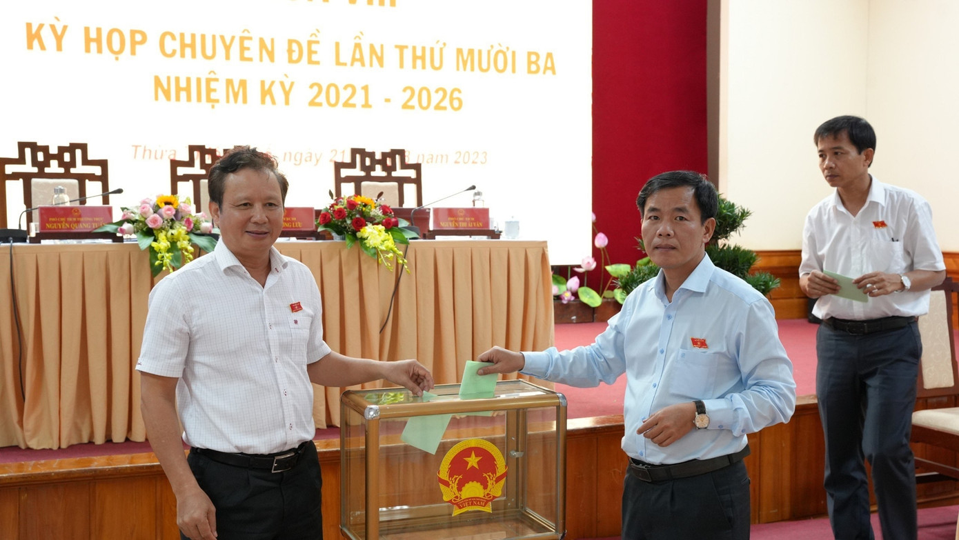 Bỏ phiếu bầu Ủy viên UBND tỉnh TT-Huế, nhiệm kỳ 2021-2026. Ảnh: L.T