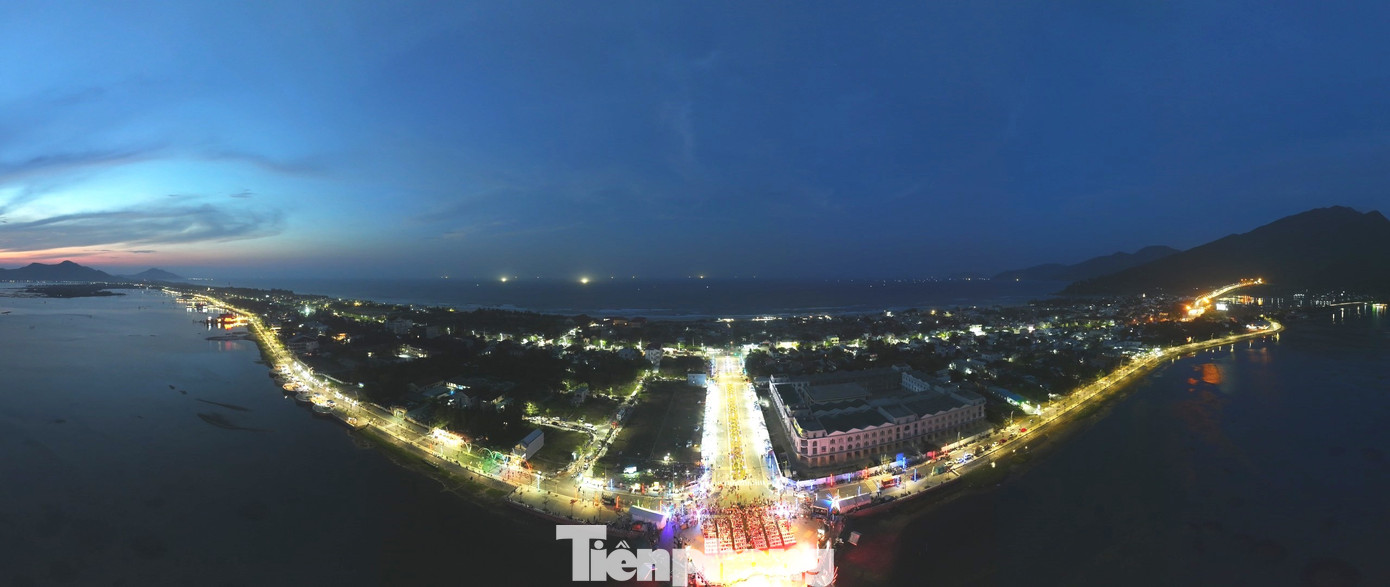 Lăng Cô - Cảnh Dương là một trong những khu vực có tiềm năng phát triển du lịch lớn nhất của tỉnh TT-Huế và cả khu vực miền Trung Việt Nam. Ảnh: N.V. Lăng Cô - Cảnh Dương là một trong những khu vực có tiềm năng phát triển du lịch lớn nhất của tỉnh TT-Huế và cả khu vực miền Trung Việt Nam. Ảnh: N.V.